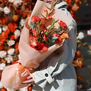 Букет "На закате дня" из гладиолусов, калл, гиперикума и диантусов в Воскресенске