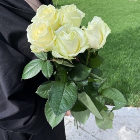 Букет из 5 белых роз (70 см) в Воскресенске