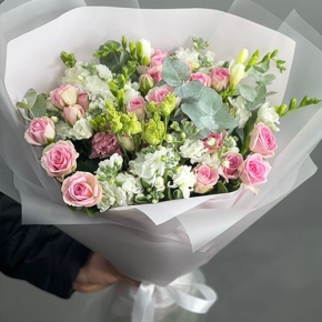 Букет "Особый случай " из ароматных маттиол, фрезий и кустовых роз в Воскресенске
