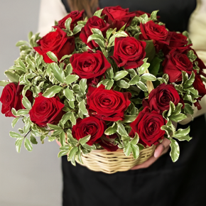 Композиция в корзине "Евгения" из 25 роз и питаспорума в Воскресенске