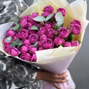 Букет "Малиновый бисквит" из кустовых и пионовидных роз и эвкалипта в Воскресенске