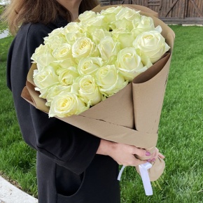 Букет из 25 белых роз в крафте (70 см) в Воскресенске