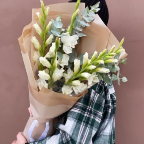 Букет из 5 белых гладиолусов и эвкалипта в Воскресенске