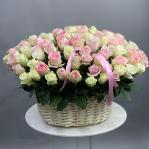 Композиция в корзине из 101 кенийской розы пастельный микс (40 см) в Воскресенске