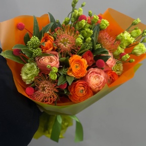 Букет "Караван" из ранункулюсов,скиммии, лейко, роз Эквадор Кахала и эустом в Воскресенске