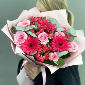 Букет "Маджента" из микса роз, гербер и эвкалипта в Воскресенске