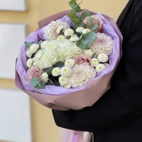Букет "Динь" из георгин, хризантем сантини, эвкалипта, роз и гортензии в Воскресенске