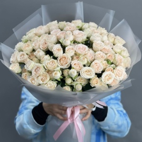 Букет из 35 кремовых кустовых роз (50 см) в Воскресенске