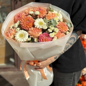 Букет "Персиковый латте" из георгин, диантусов, гербер и хризантем сантини в Воскресенске