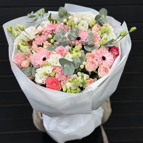 Букет "Ромео" из роз, эвкалипта, гербер, ароматных фрезий, озатамнуса, эустом и диантусов в Воскресенске