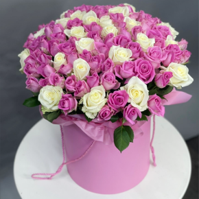 Композиция в шляпной коробке из 151 розы кения микс в Воскресенске