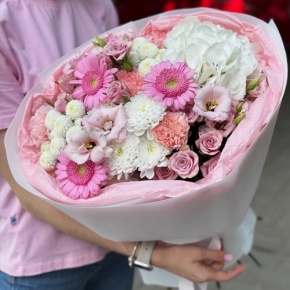 Букет "Розовые облака" из хризантемы, кустовых роз, диантусов, гортензии и эустом в Воскресенске