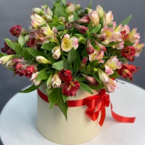 Композиция в шляпной коробке из 21 альстромерии в Воскресенске