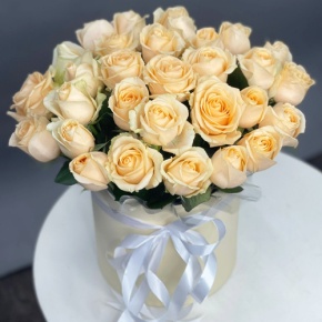 Композиция в шляпной коробке из 35 кремовых кенийских роз в Воскресенске