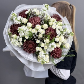 Букет "Шоколадный френч" из кустовых роз, хризантем Бигоуди, брунии, ароматных маттиол и сантини в Воскресенске
