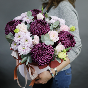 Композиция в шляпной коробке "Наденька" из хризантем Бигоуди, эустом и эвкалипта в Воскресенске