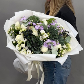 Букет "Ночное рандеву" из брассики, ягод вибирнума, роз, эустом, ароматных маттиол и гиперикума в Воскресенске