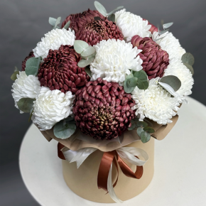 Композиция в шляпной коробке из 19 хризантем  в Воскресенске