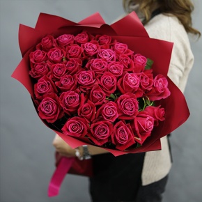 Букет из 35 малиновых роз Шангрила (50 см) в Воскресенске