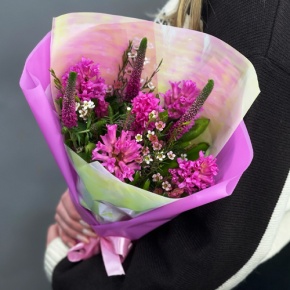 Букет "Вспышка" из гиацинтов, хамелациума и вероники в Воскресенске