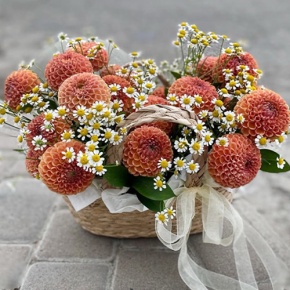 Композиция в сумке "Персиковый чиз" из георгин и ромашек в Воскресенске