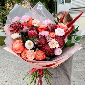 Букет "Каркаде" из хризантем Бигоуди и Момоко, роз Эквадор Кахала, озатамнуса,  эустом, протеи, и диантусов в Воскресенске