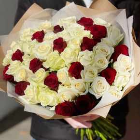 Букет 51 белая и красная роза (50 см) в Воскресенске