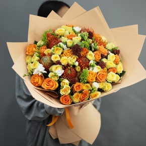 Букет "Осенние грёзы" из лейко, роз, фрезий, скиммии, молюцеллы и лейко в Воскресенске