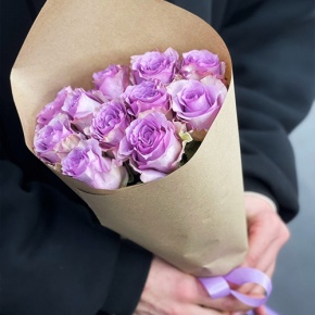 Букет из 11 лиловых роз в крафте (40 см) в Воскресенске