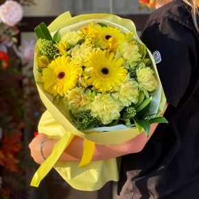 Букет "Солнечная пора" из гербер, альстромерий, скиммии и диантусов в Воскресенске