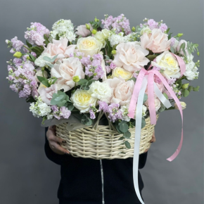 Композиция в корзине из роз Эквадор и ароматных маттиол в Воскресенске