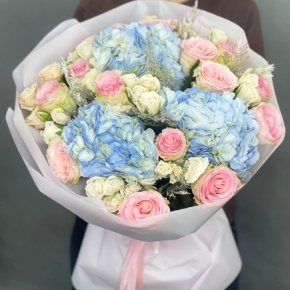 Букет "Легкий ветерок" из роз, конифера и гортензий в Воскресенске