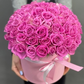 Композиция в шляпной коробке из 71 кенийской розы в Воскресенске