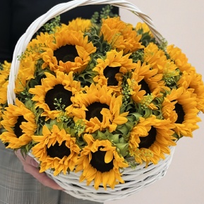 Композиция в корзине из 29 подсолнухов в Воскресенске