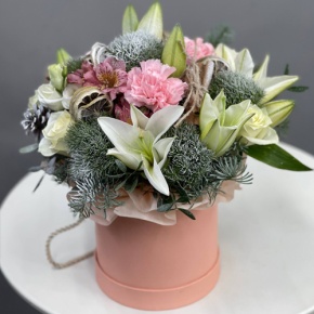 Композиция в шляпной коробке "Снегопад" из нобилиса, лилий, диантусов и альстромерий в Воскресенске