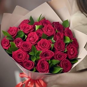 Букет из 25 красных роз и рускуса (50 см) в Воскресенске