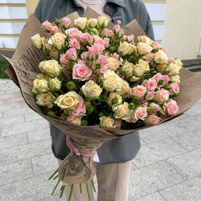 Букет из 19 кустовых роз в крафте (60 см) в Воскресенске