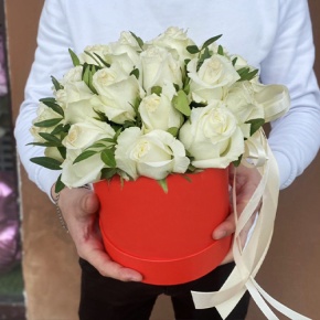 Композиция в шляпной коробке из 25 белых роз в Воскресенске