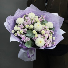 Букет "Ванила" из хризантем сантини, Момоко, эвкалипта и ароматных маттиол в Воскресенске