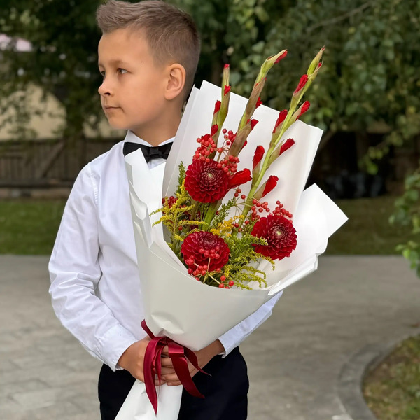 Букет на 1 сентября с красными гладиолусами, георгинами и калиной в Воскресенске