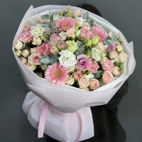 Букет "Я с тобой" из роз, эвкалипта, гербер, ароматных фрезий, озатамнуса, эустом и диантусов в Воскресенске