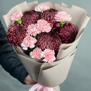 Букет из хризантем Бигоуди и розовых диантусов в Воскресенске