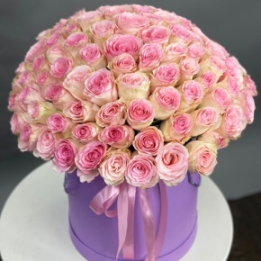 Композиция в шляпной коробке из 151 розы кения в Воскресенске