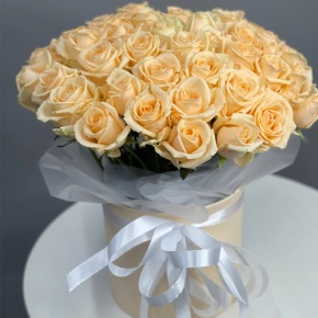 Композиция в шляпной коробке из 45 кремовых роз в Воскресенске