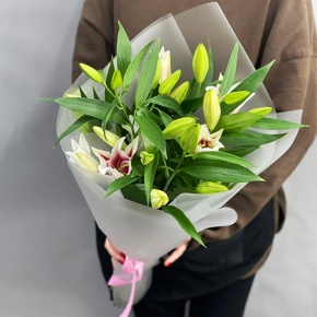 Монобукет из 3 бело-розовых лилий в Воскресенске