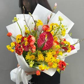 Букет с кустовыми ранункулюсами, антуриумом, тюльпанами и нарциссами в Воскресенске