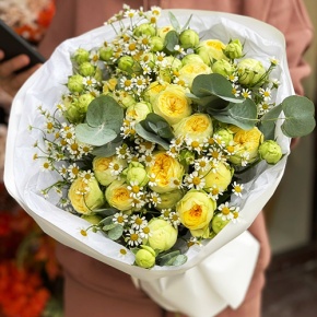 Букет "Иветта" из лимонных пионовидных кустовых роз и ромашек в Воскресенске