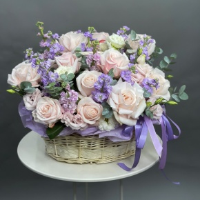 Композиция в корзине из французских роз и ароматных маттиол в Воскресенске