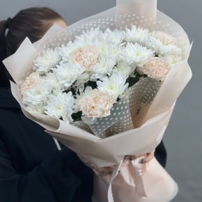Букет из хризантем и диантусов пудра в Воскресенске