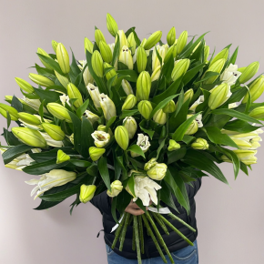 Объемный букет из 27 ароматных белых лилий в Воскресенске